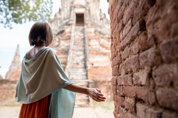 Femme asiatique voyageant au temple Wat Chaiwatthanaram Ayutthaya