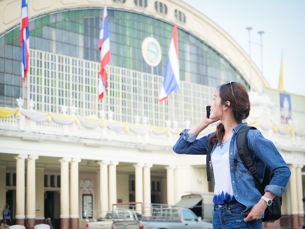 Femme asiatique, voyager, à, téléphone portable