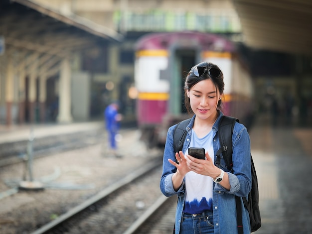 Femme asiatique, voyager, à, téléphone portable