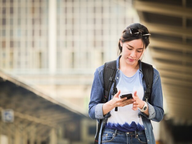 Femme asiatique, voyager, à, téléphone portable