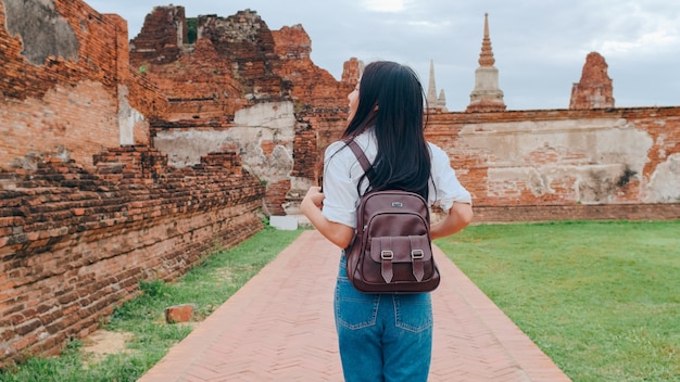 Femme asiatique voyageur passant des vacances à Ayutthaya, Thaïlande