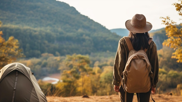 Femme asiatique vue arrière voyage et camping seule