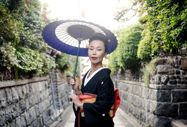 Femme asiatique avec yukata marchant à Kyoto, Japon