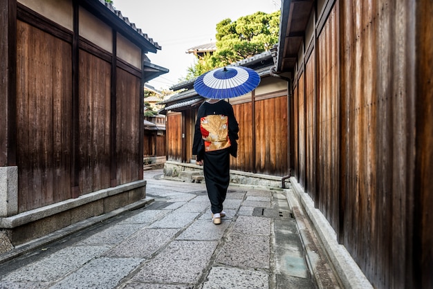 Femme asiatique avec yukata marchant à Kyoto, Japon