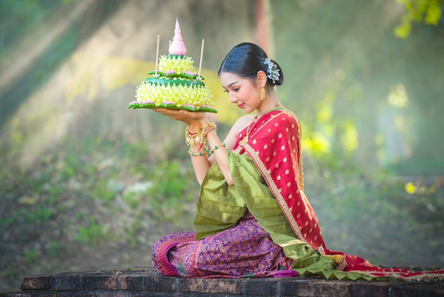 Femme d&#39;Asie en costume thaïlandais traditionnel-Concours Reine Noppamas à Loy Kratong