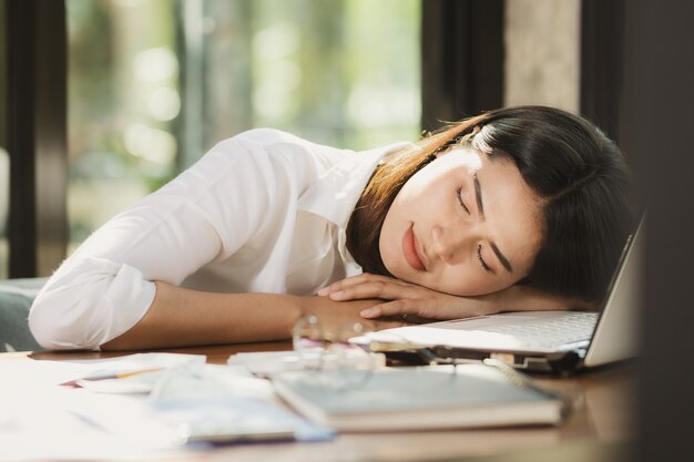 Femme d&#39;Asie se détendre de travailler dur.