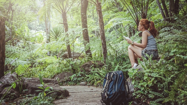 femme asie voyageurs voyage nature Forêts, montagnes, cascades. lire un livre