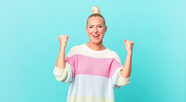 Femme assez blonde criant agressivement avec une expression fâchée