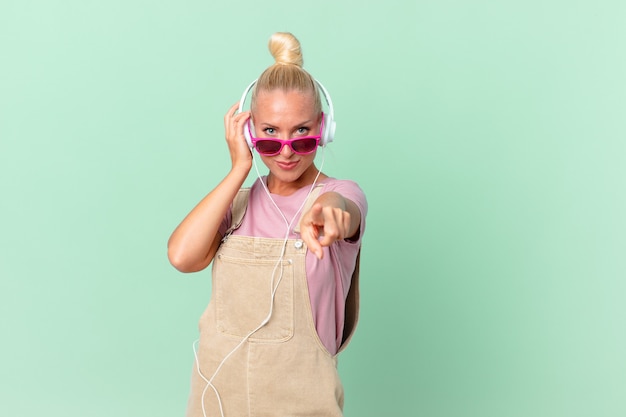 Femme assez blonde écoutant de la musique avec un casque