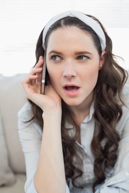 Femme assez décontractée étant surprise au téléphone