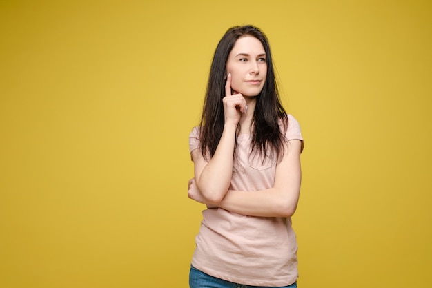 Femme assez élégante avec un merveilleux sourire isolé