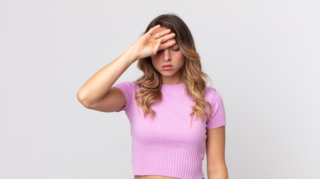 Femme assez mince à l'air stressée, fatiguée et frustrée, séchant la sueur du front, se sentant désespérée et épuisée