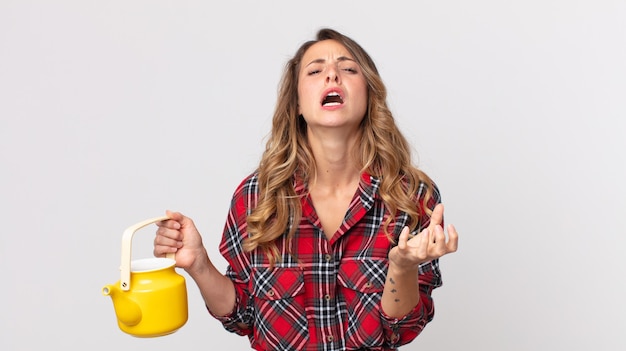 Femme assez mince à la recherche désespérée, frustrée et stressée et tenant une théière