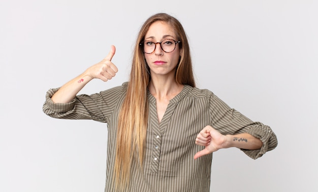 Femme assez mince se sentant confuse, désemparée et incertaine, pondérant le bon et le mauvais dans différentes options ou choix