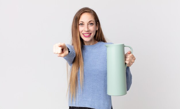 Femme assez mince avec un thermos de café