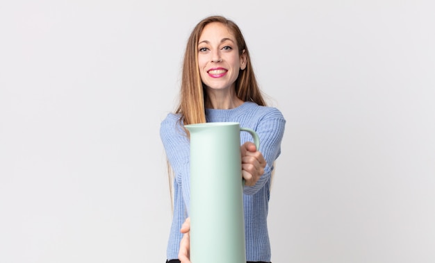 Femme assez mince avec un thermos de café