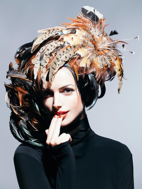 Femme assez sexy au chapeau de plumes