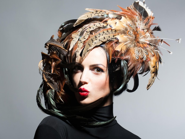 Femme assez sexy au chapeau de plumes