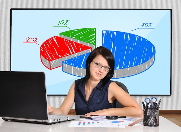 Femme assise au bureau