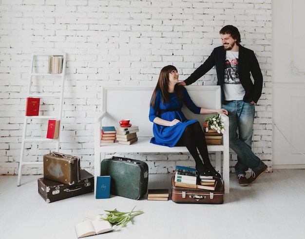 Photo femme assise sur un banc tandis qu'un homme regarde