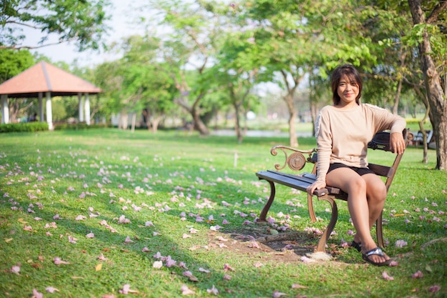 Photo femme assise sur un banc