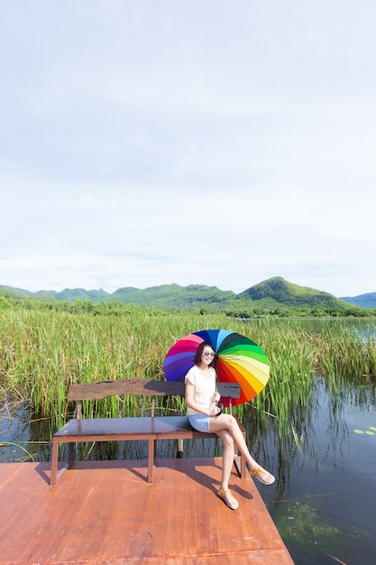 Femme assise sur le banc