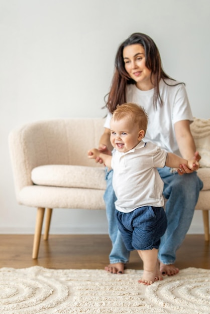 Une femme assise sur le canapé avec un bébé.