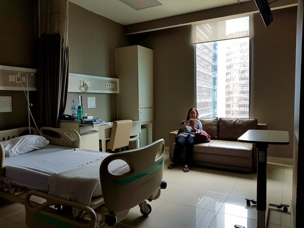 Photo une femme assise sur un canapé à l'hôpital