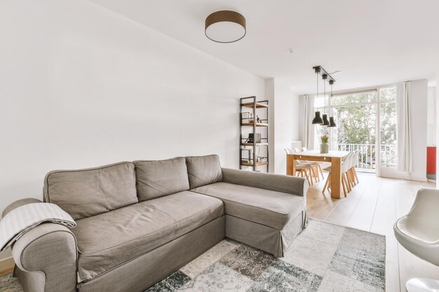 Une femme assise sur le canapé à la maison.