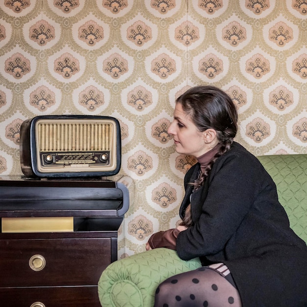 Photo une femme assise sur le canapé.