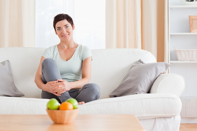 Femme assise sur un canapé