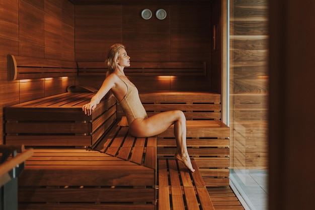 Une femme assise sur une chaise dans le couloir