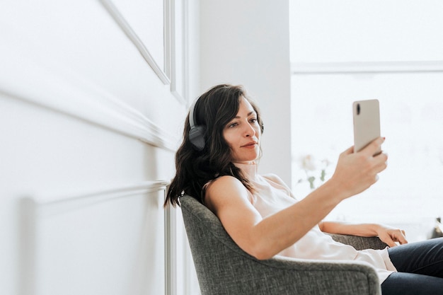 Femme assise sur une chaise écouter de la musique