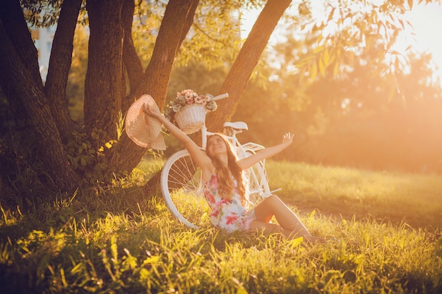 Femme assise à côté de vélo