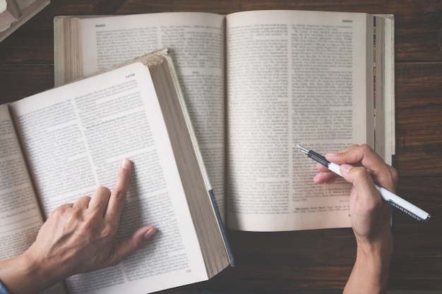 Femme assise dans un café, livre de lecture