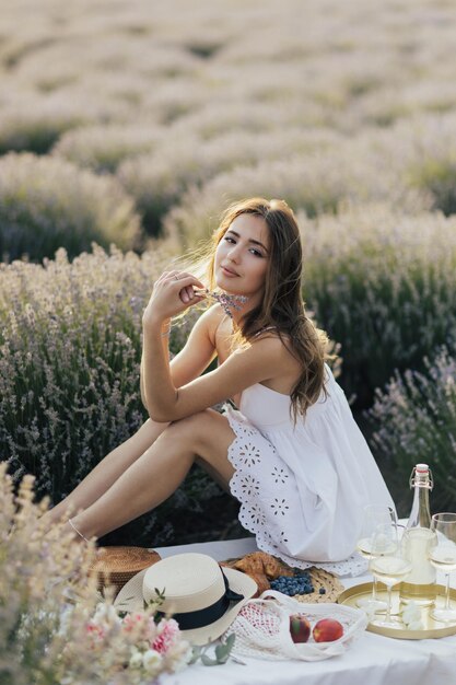 Femme assise dans un champ de lavande