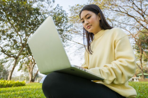 Une femme assise dans le parc.