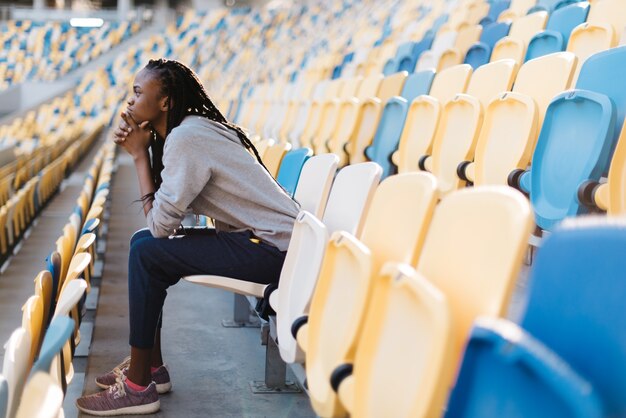 Femme assise dans un stade