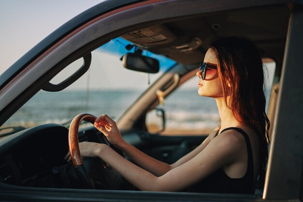 Une femme assise dans la voiture.