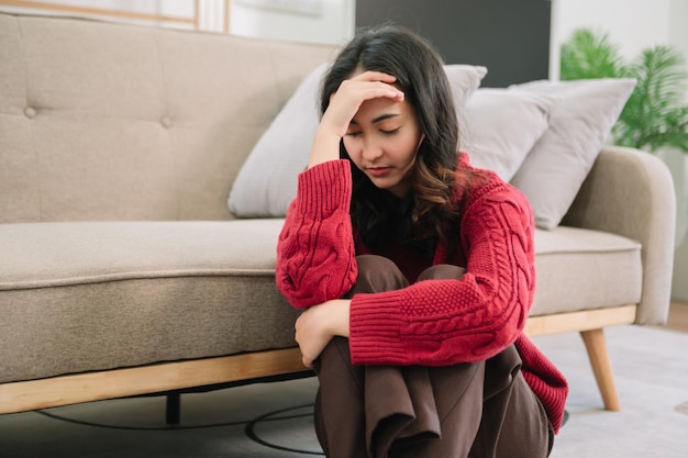 Femme assise Dépression Regard pensif aux cheveux noirs Debout près de la fenêtre et de l'anxiété Copier l'espace