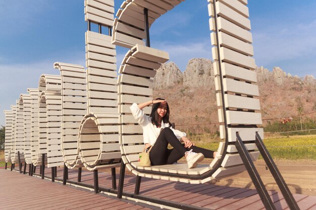 Femme assise devant une structure construite