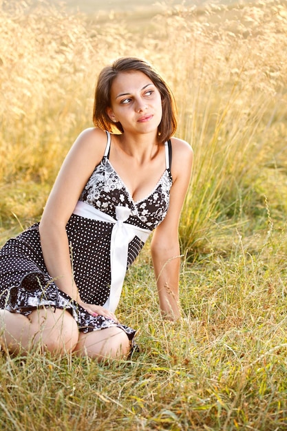 Femme assise sur l&#39;herbe