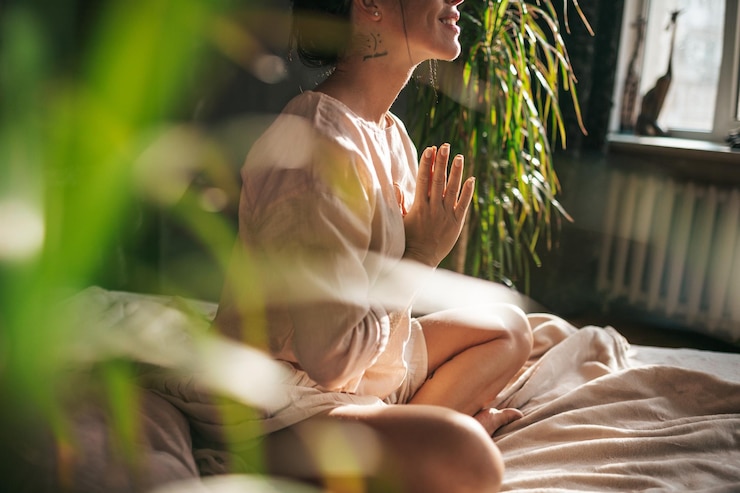 Photo une femme assise sur le lit à la maison.