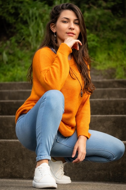 femme assise sur les marches du parc