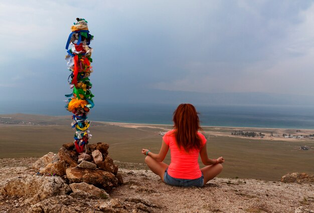 Femme assise en méditation