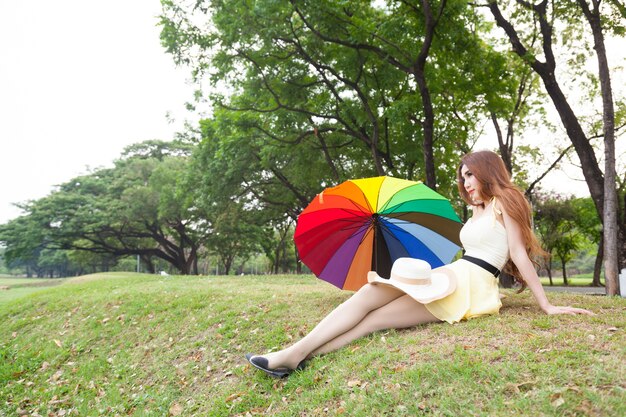 Femme assise sur la pelouse