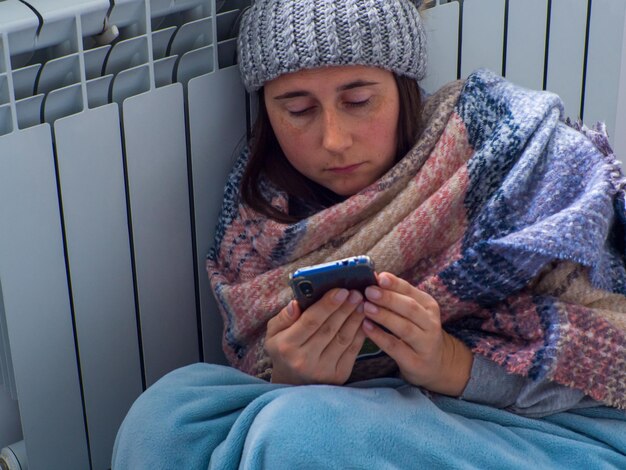 Femme assise près de la batterie