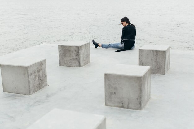 Femme assise près de la rivière