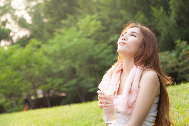 Femme assise reste après l&#39;exercice