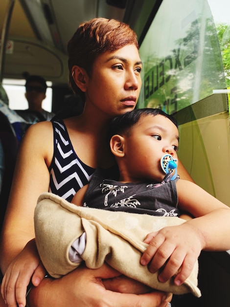 Photo femme assise avec son fils dans le bus